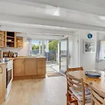 1 Bedroom Cozy In 펜션 *